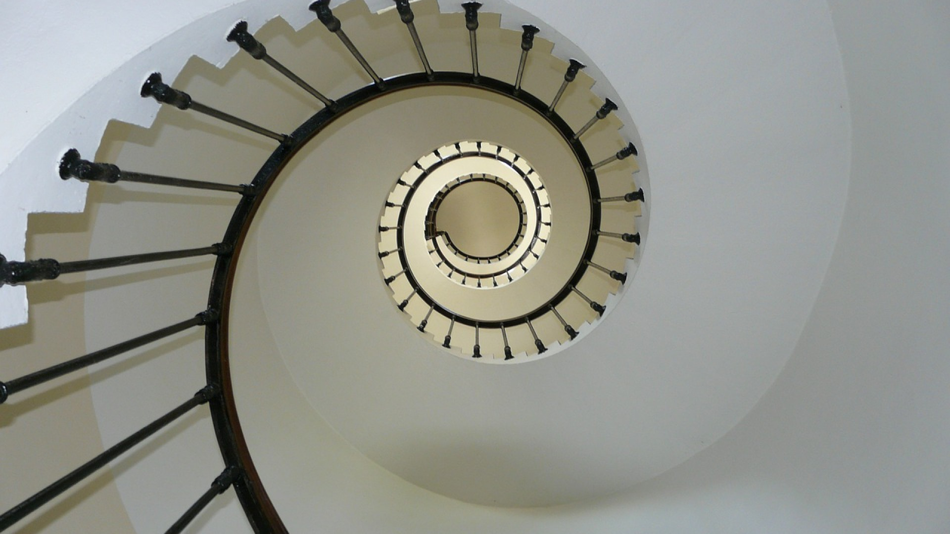 Révolutionnez votre décoration grâce à un joli escalier en fer forgé