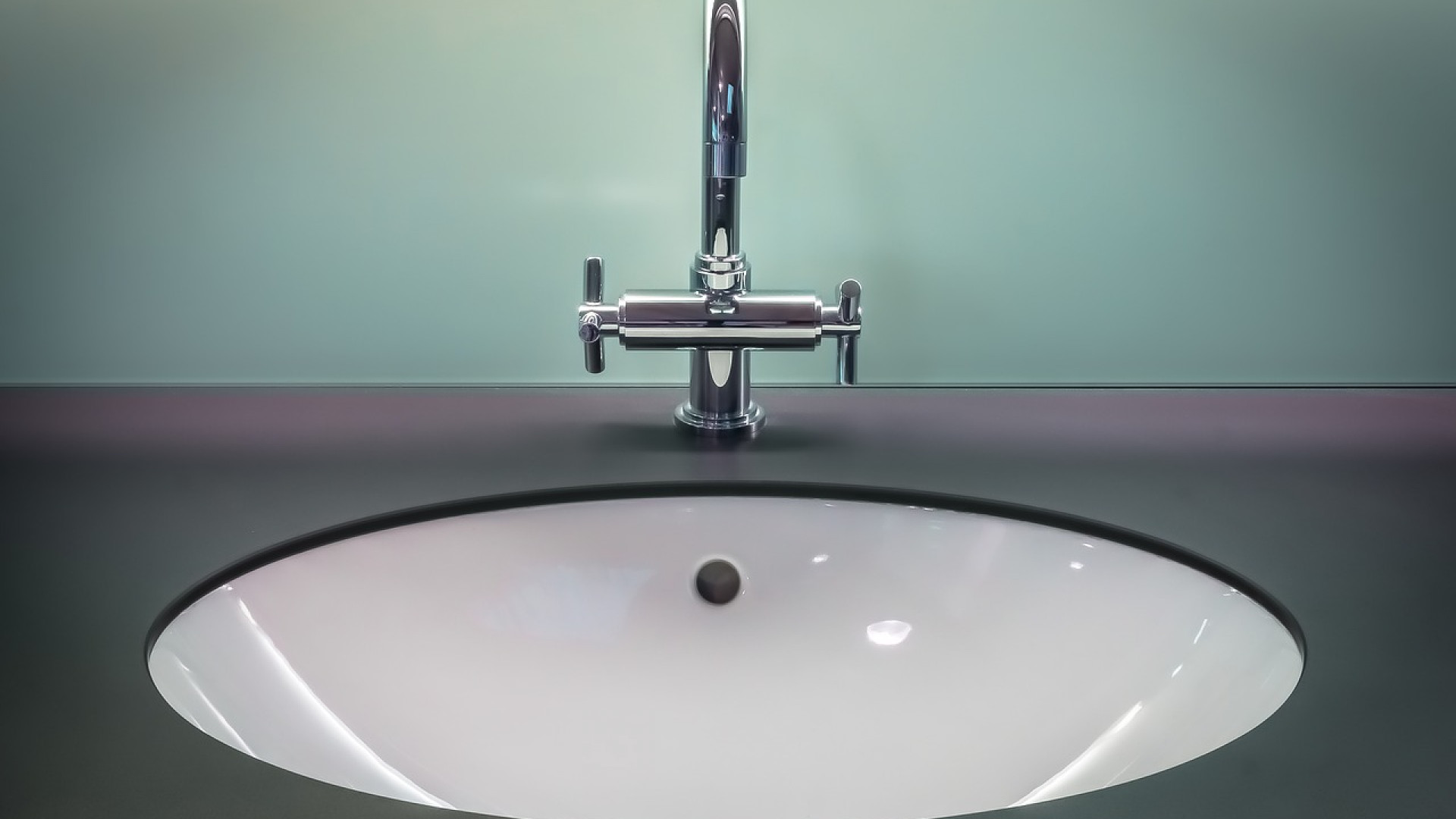 Le bois fait son entrée dans la salle de bain